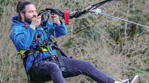 un homme faisant un saut pendulaire sur corde