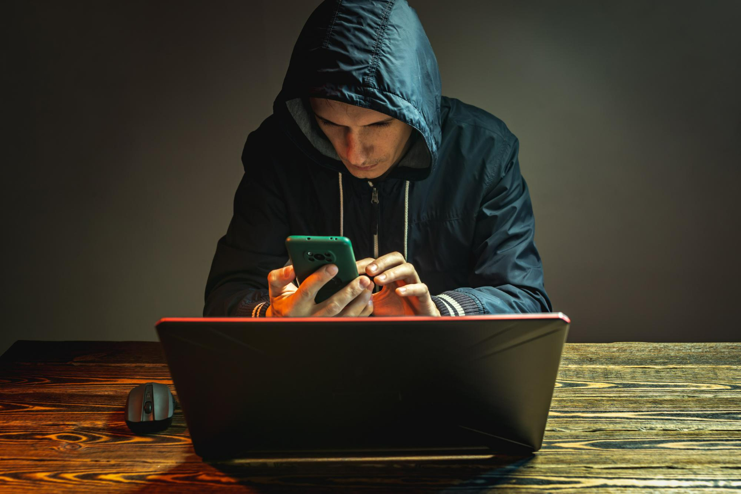 hacker avec son téléphone et son pc