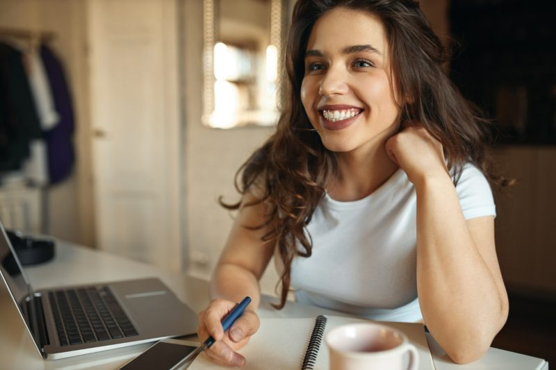 rédactrice seo souriante