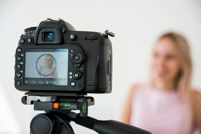 femme qui se prend en photo pour son profil instagram