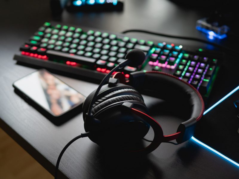 casque de jeu et clavier de gaming en gros plan