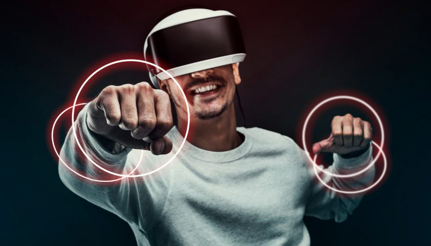joueur souriant de réalité virtuelle