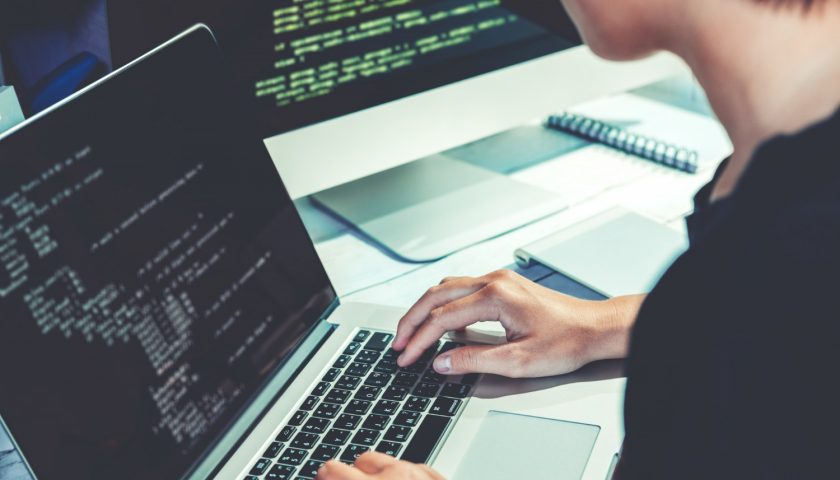 développeur en action sur pc