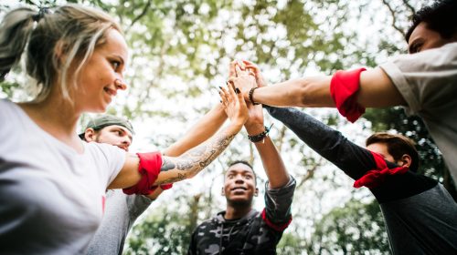 groupe d'adulte faisant une activité de loisirs en équipe dans la nature