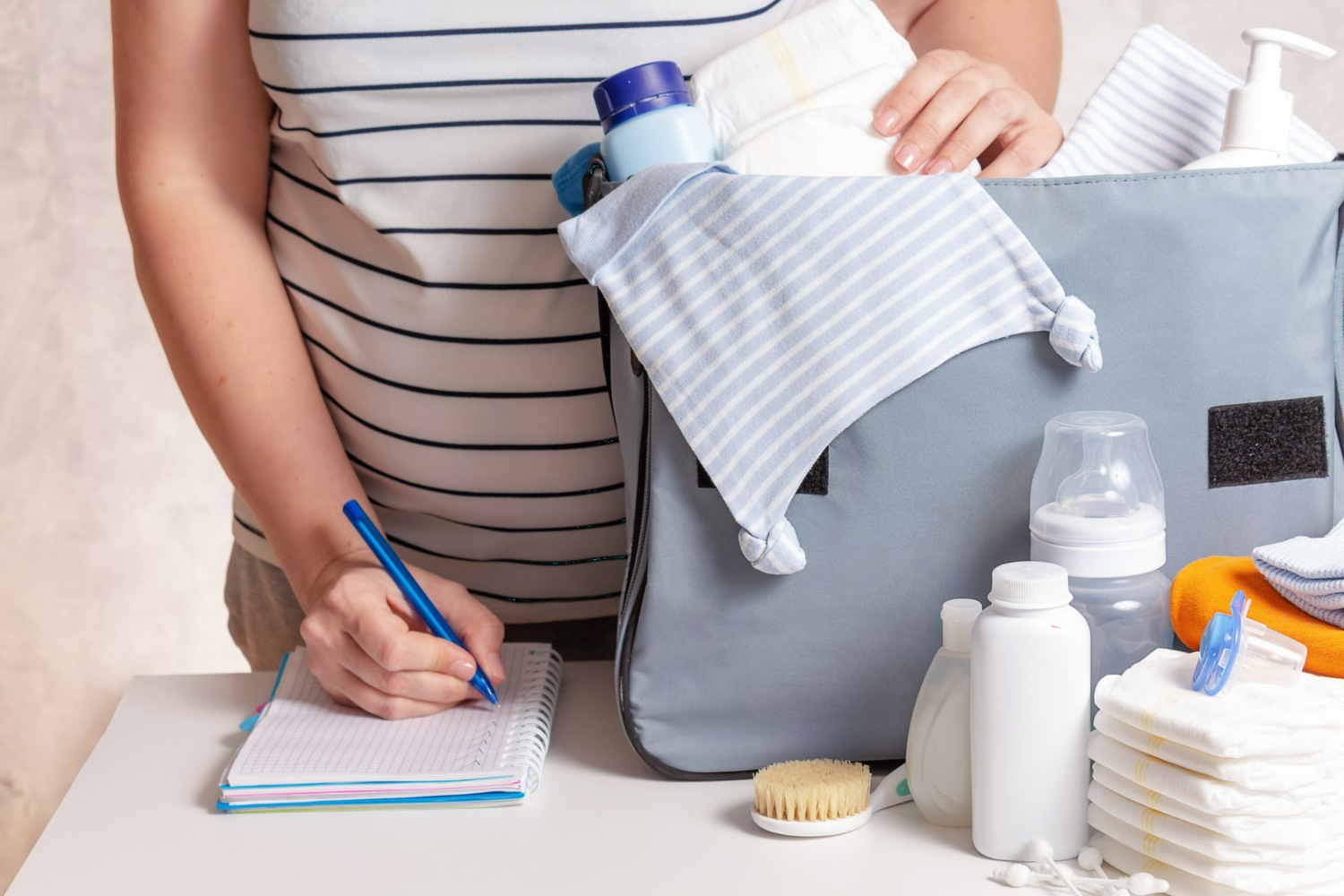 femme qui prend notes sac a langer avec biberons