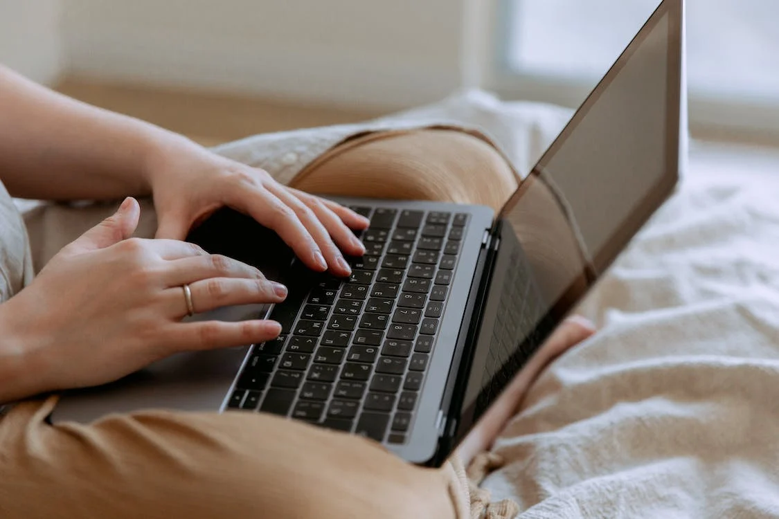 une femme en train de surfer sur le web