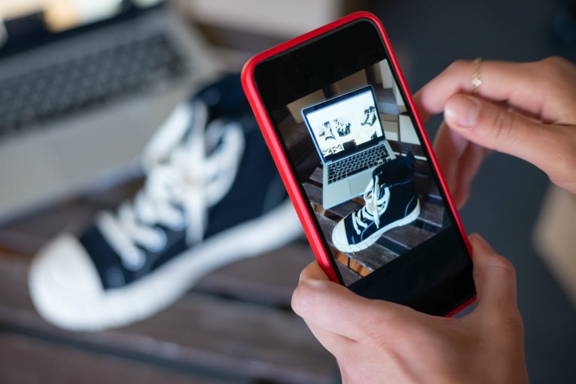 prendre des chaussures en photo avec son téléphone