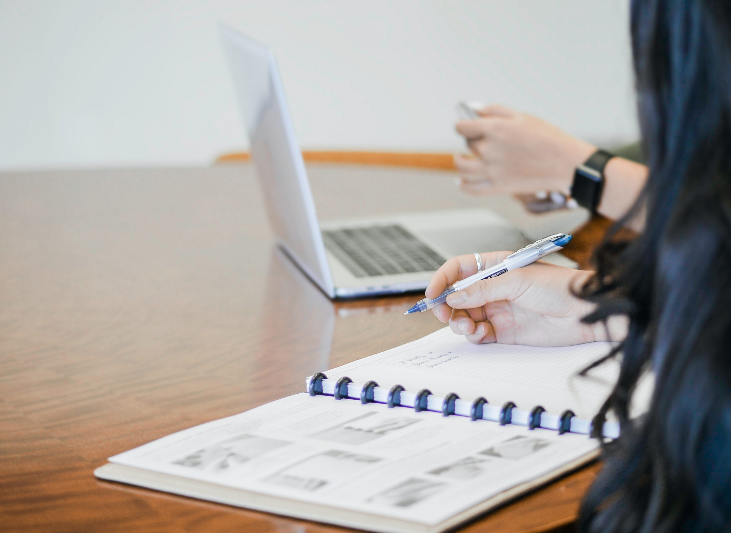 deux personnes étudiant pour le dcg comptabilité