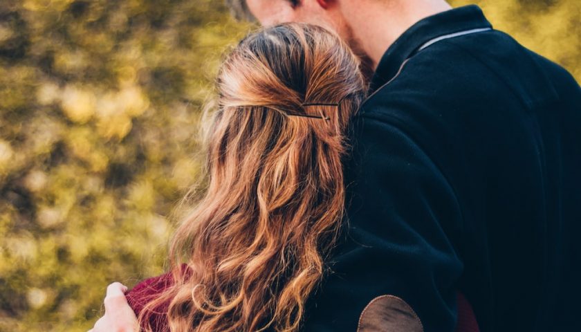 un couple bras dessus, bras dessous