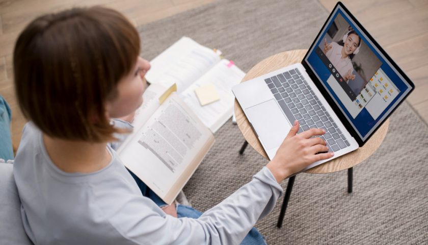une femme qui suit un cours en ligne epuis son ordinateur