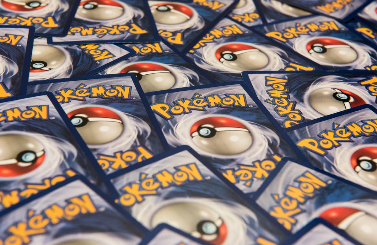de nombreuses cartes pokemon étalé avec le logo visible