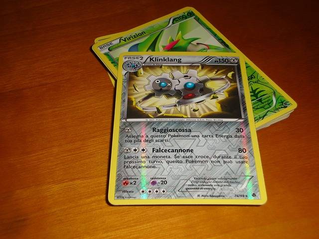 cartes pokemon de face sur une table en bois