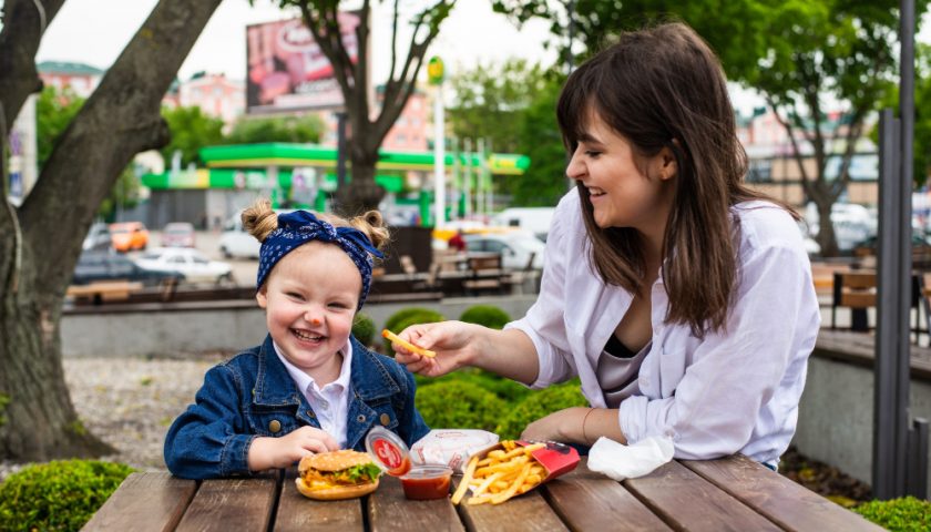 une mère et sa fille au fast food