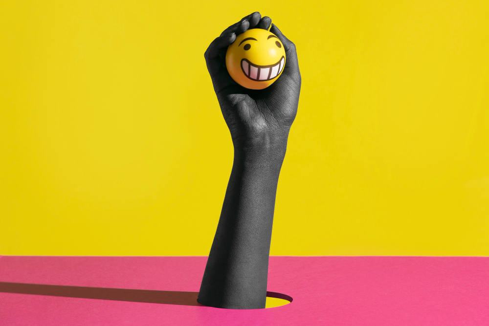 figurine main tenant smiley