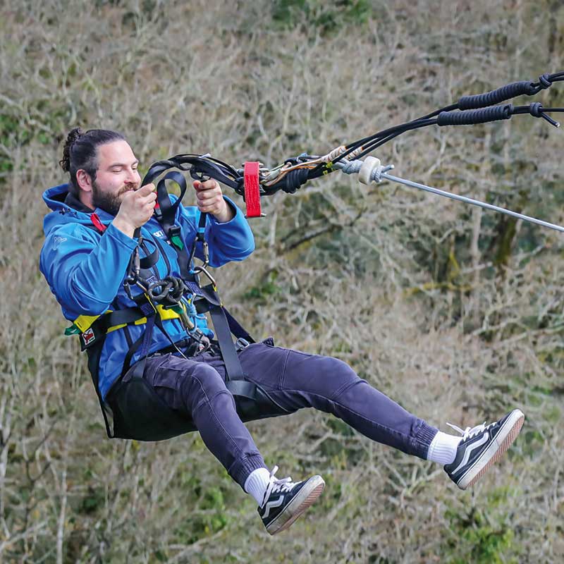 un homme faisant un saut pendulaire sur corde