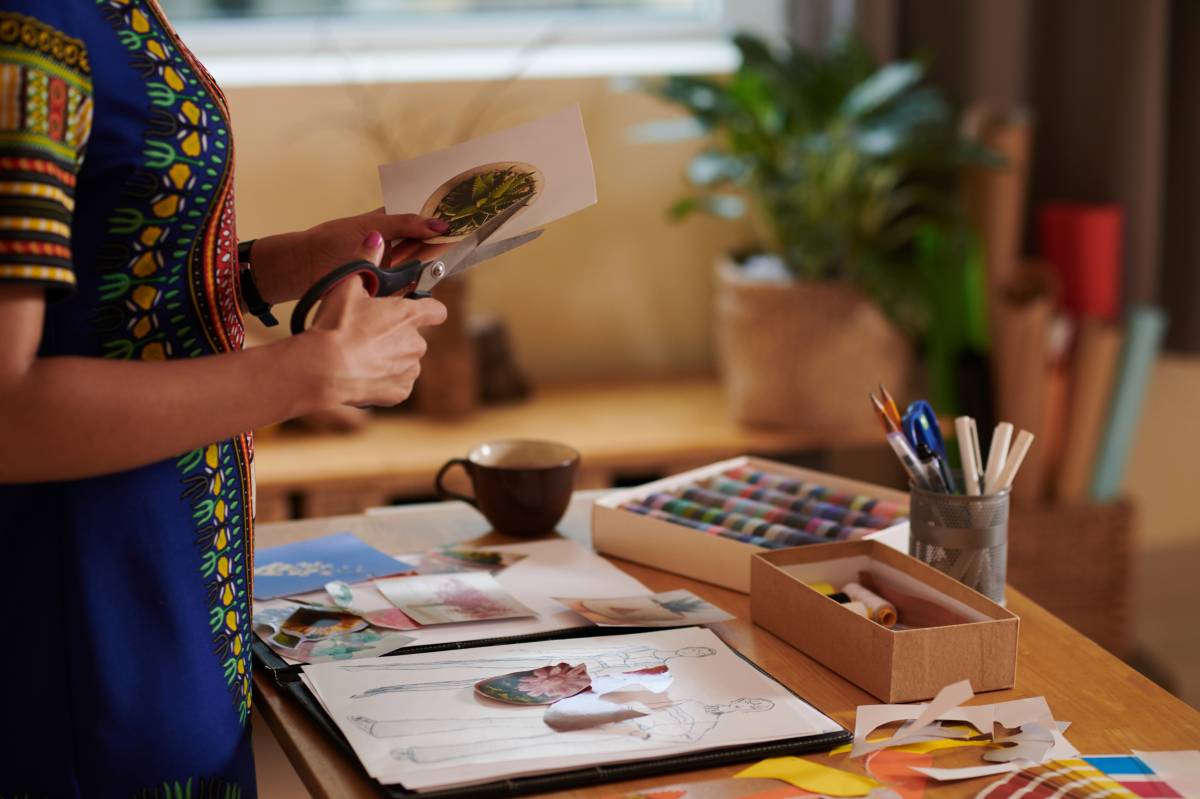 une femme en pleine activité artistique