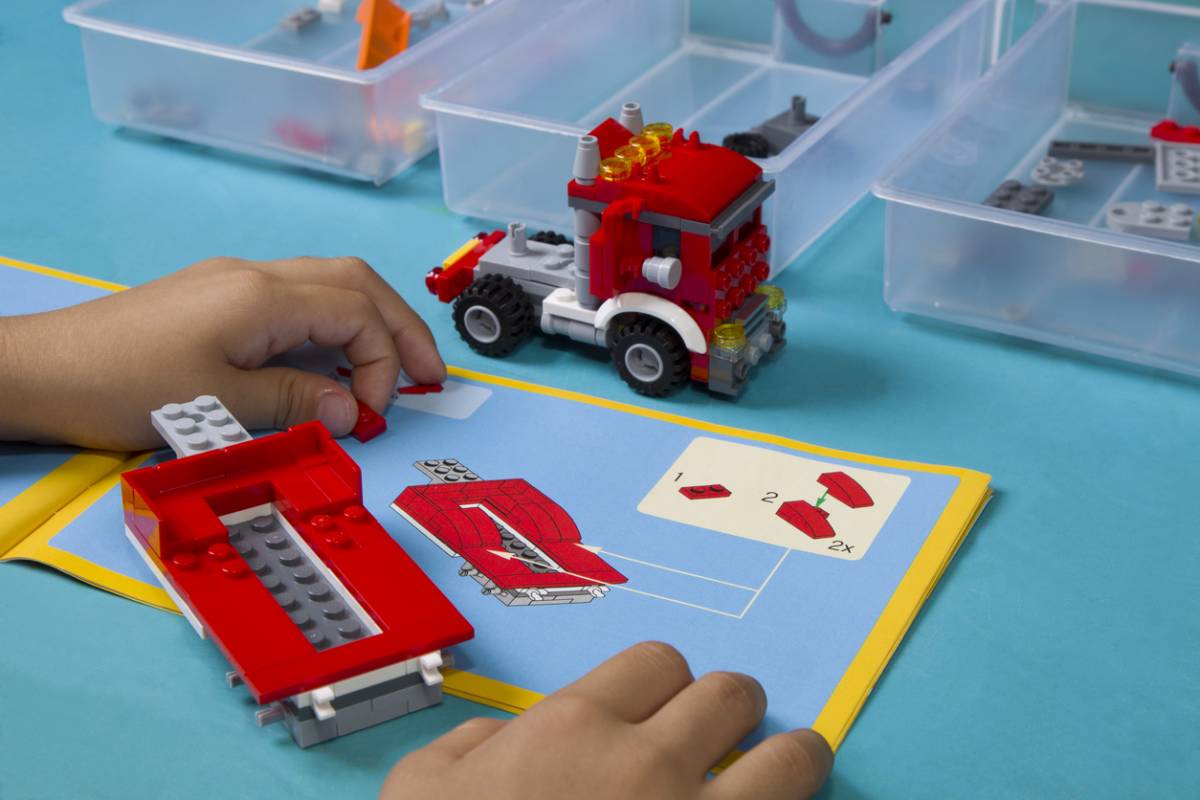 un enfant jouant au Lego Creator